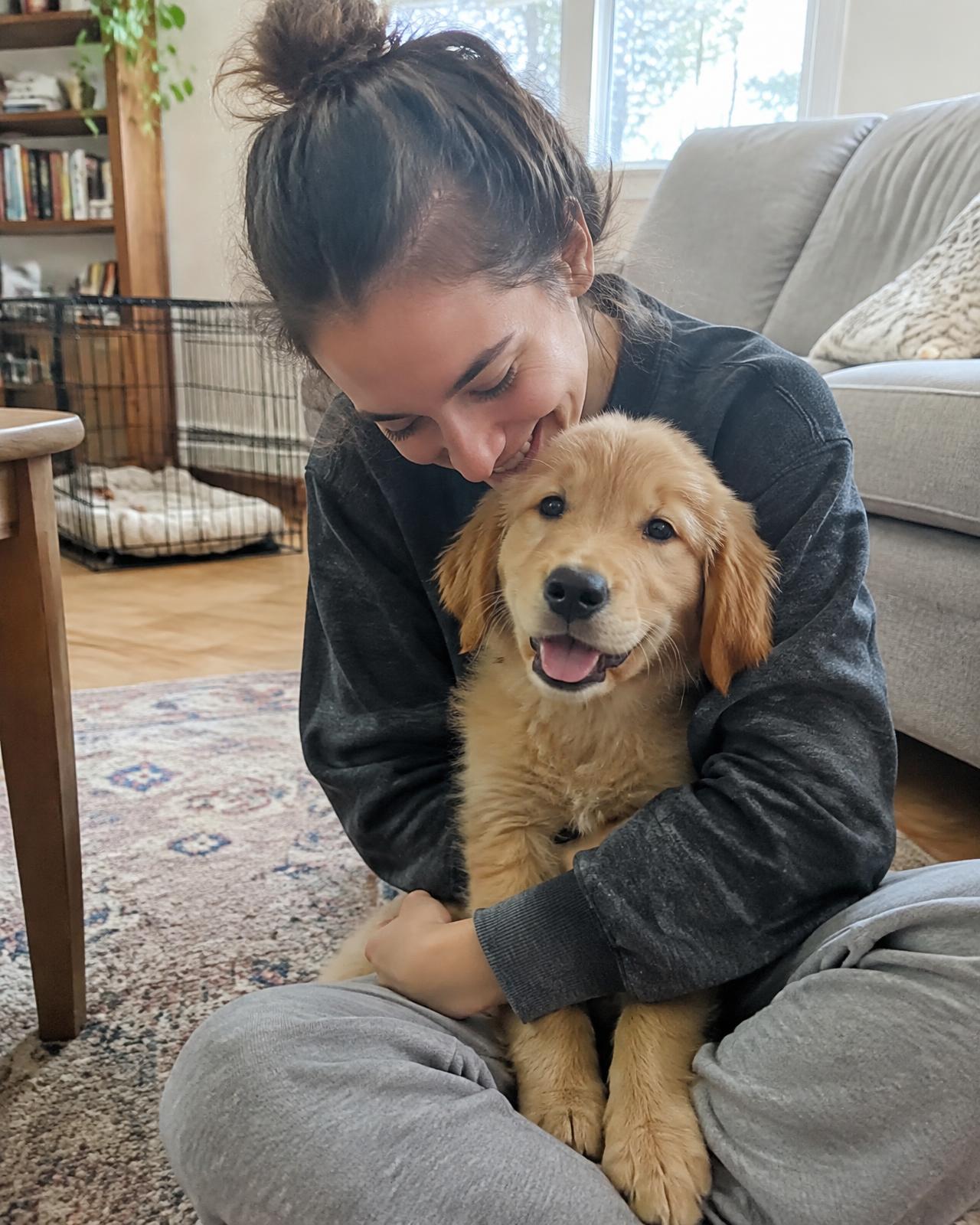 Persona abrazando a su cachorro